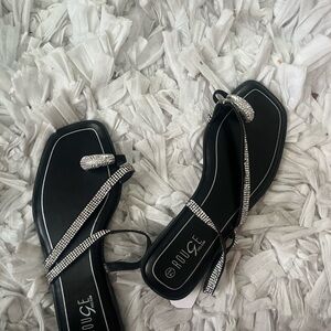 Rouge Helium Black Sandals with Minimalist Design